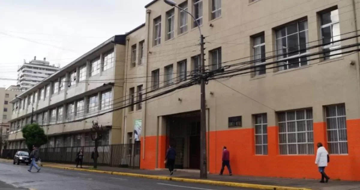 Profesor afectado por extintor en Liceo Gabriela Mistral podría…