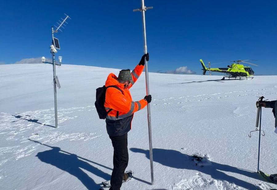 Monitorean glaciar en la cordillera de Ñuble