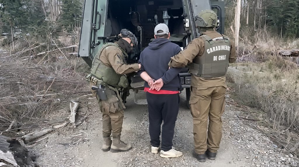 CARABINEROS INCAUTA CAMIONETAS CON LEÑA Y DETIENE A UNA PERSONA POR…