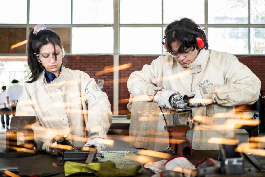 Buscan fortalecer la educación técnico-profesional y su vínculo con…