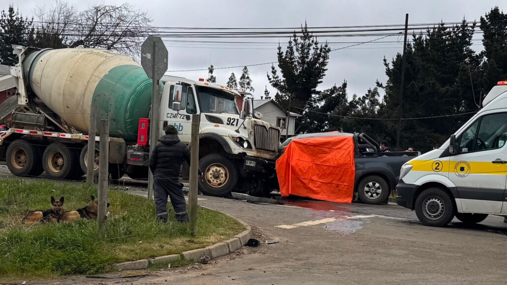 Colisión frontal entre camión y camioneta deja a madre y su hija…