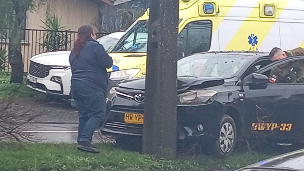 Choque de taxi colectivo con poste deja una persona lesionada en Los…