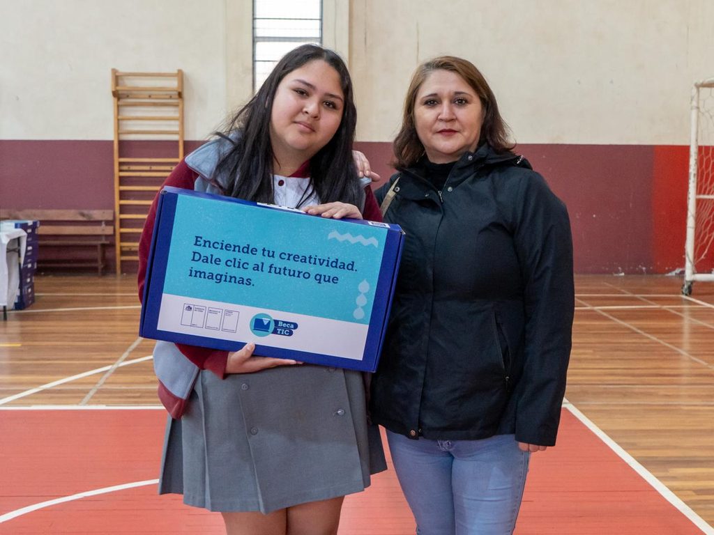 JUNAEB ENTREGA 235 COMPUTADORES A ESTUDIANTES DE VICTORIA PARA…