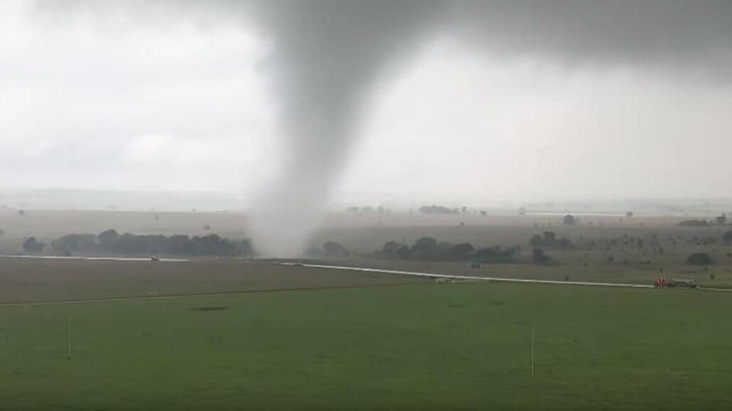 Meteorología emite aviso por posibles tornados y fuertes vientos en…