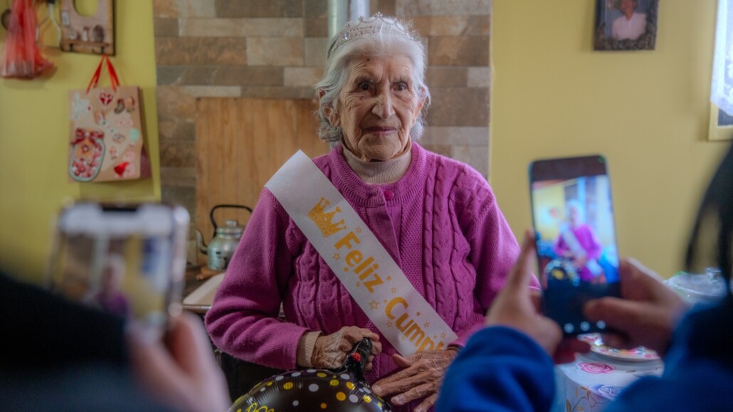 Herminda Candia Jiménez cumplió 100 años en Los Ángeles y recibió…
