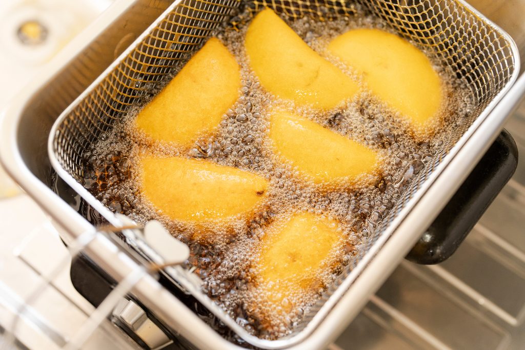 AGUAS ARAUCANÍA ALERTA SOBRE LOS RIESGOS DE VERTER ACEITE USADO AL…