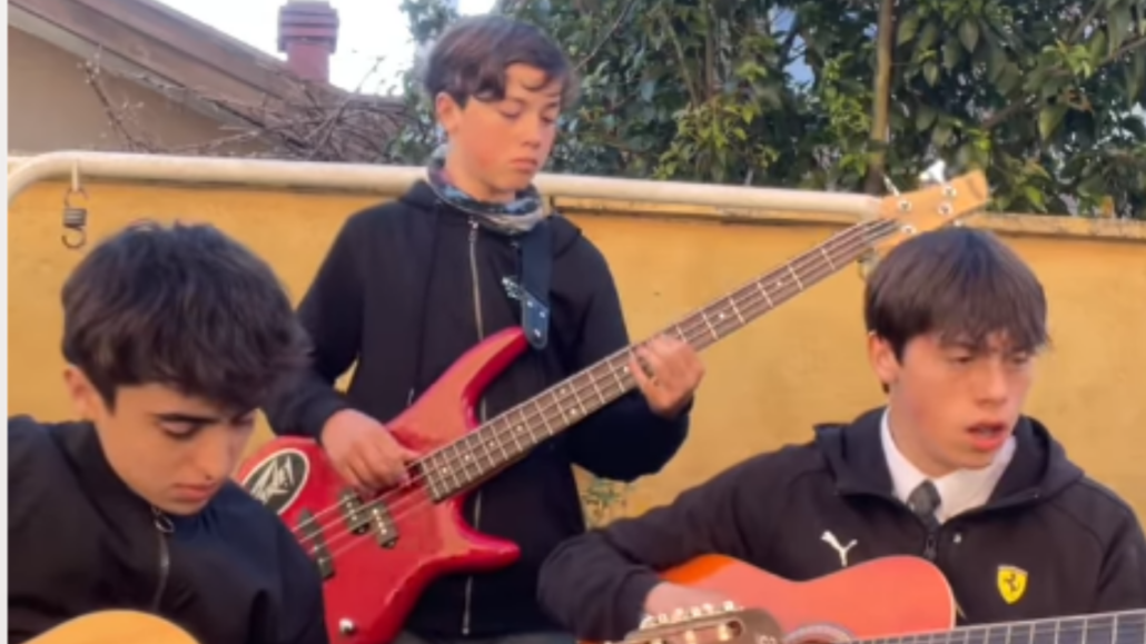 Jóvenes estudiantes del Biobío causan furor en redes con cover de…