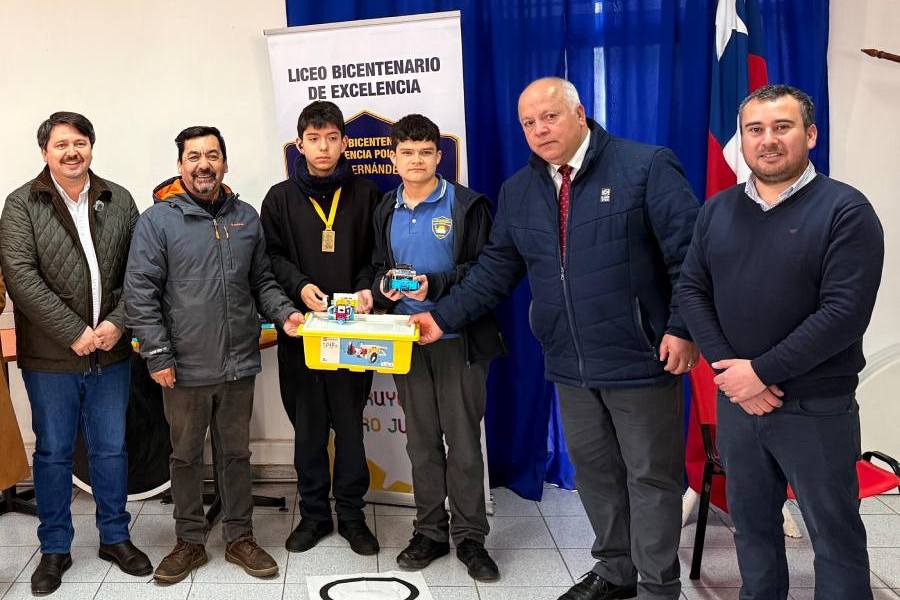 Estudiantes de El Carmen brillan en competencias de Infomatrix y…