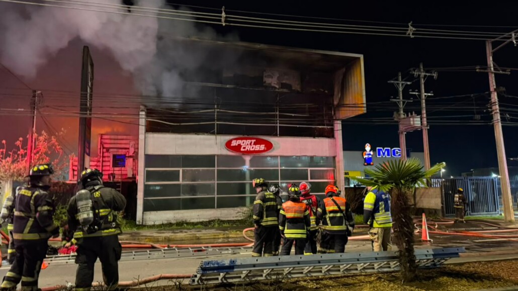 Incendio de gran magnitud afectó a edificio en Los Ángeles