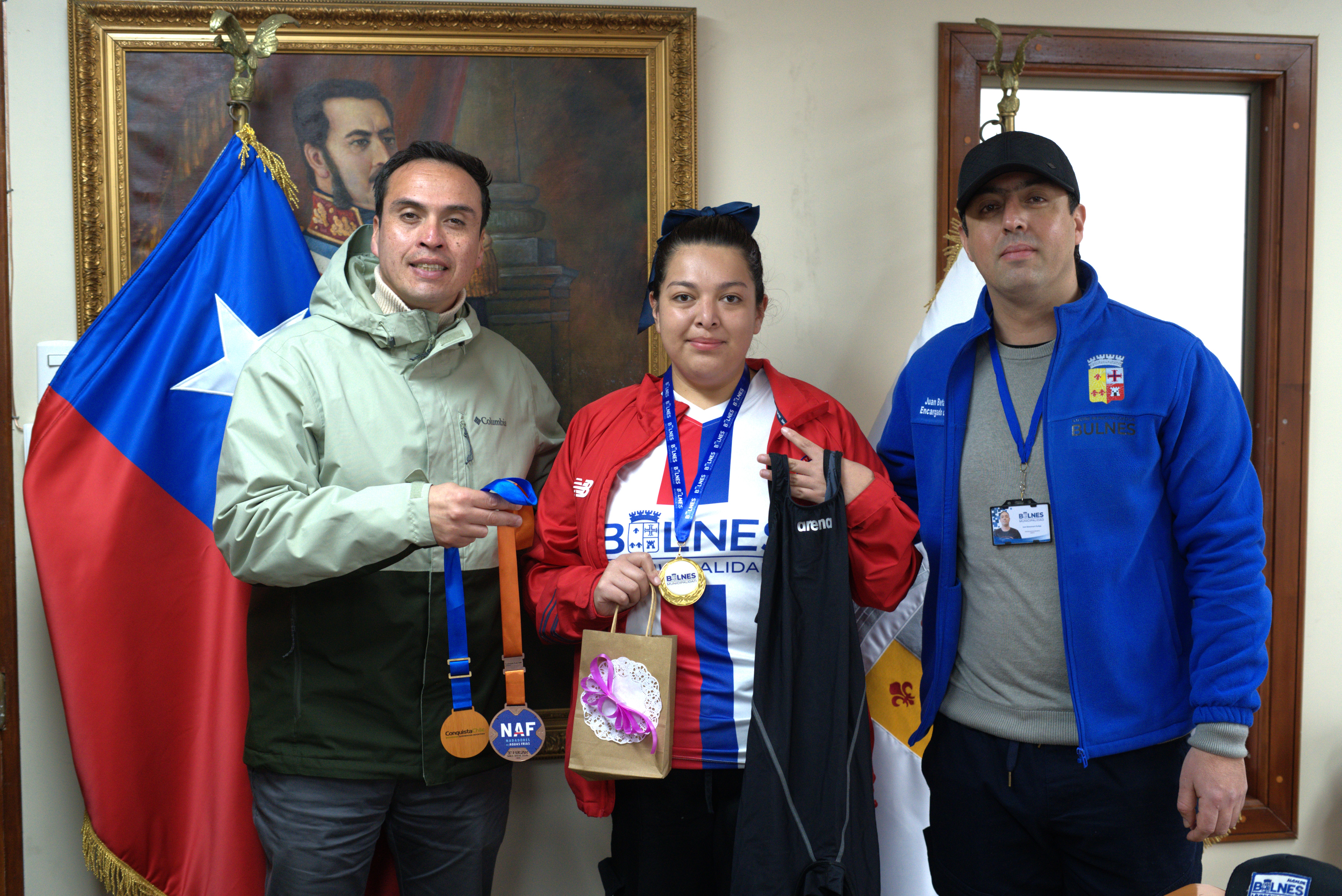 Municipio reconoce con medalla “Orgullo Bulnense” a nadadora de…