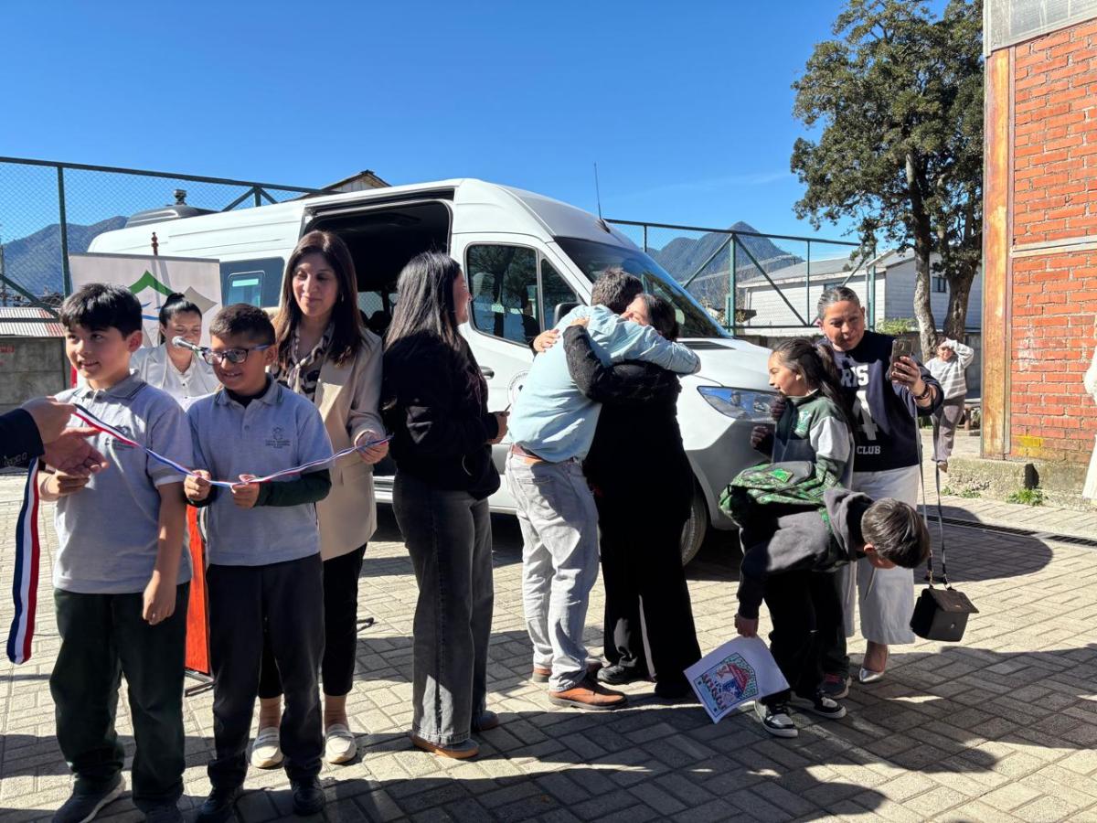 Complejo Educacional Carlos Holzapfel de Pucón recibió nuevo bus escolar