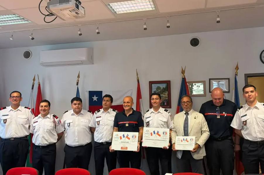 Bomberos de Chillán firman acuerdo de cooperación en Francia