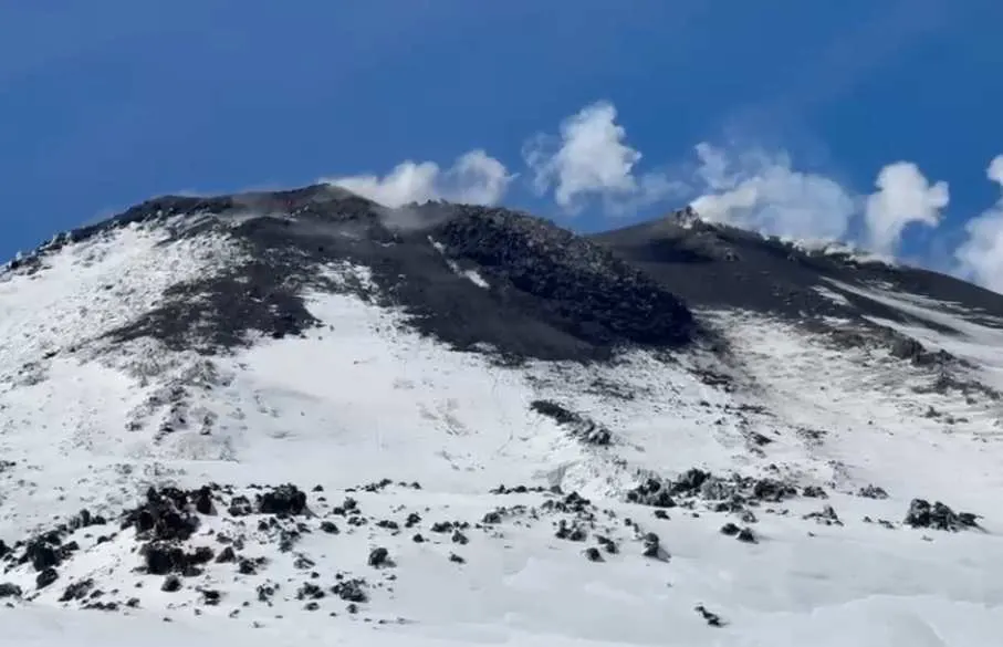 Primer flujo de lava del nuevo ciclo eruptivo del volcán Chillán…