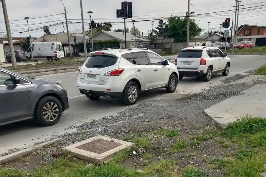 Vecinos reclaman retraso en reparación de acceso a condominio en av…
