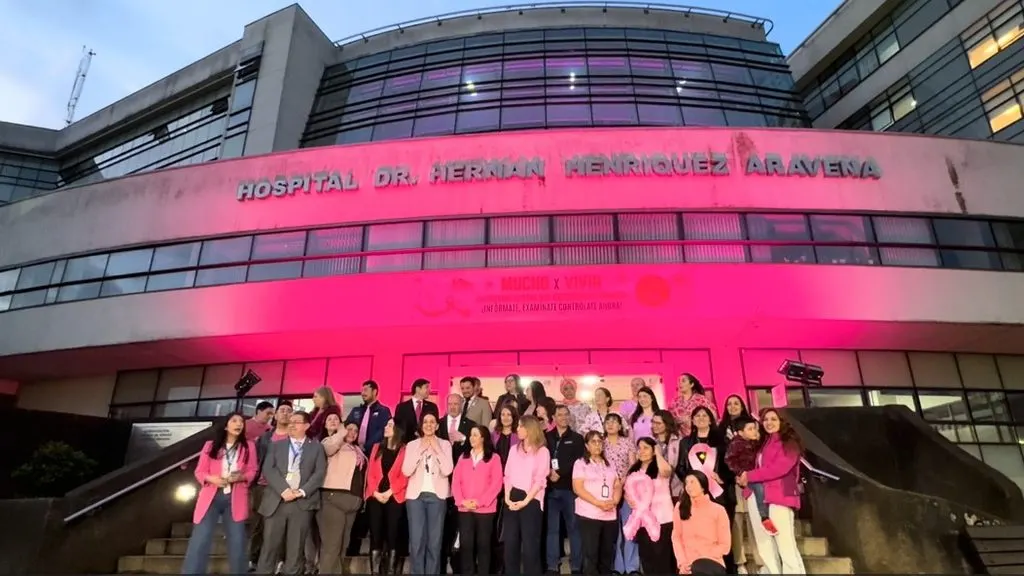 HOSPITAL REGIONAL DE TEMUCO SE ILUMINA DE ROSA PARA LLAMAR A LA…