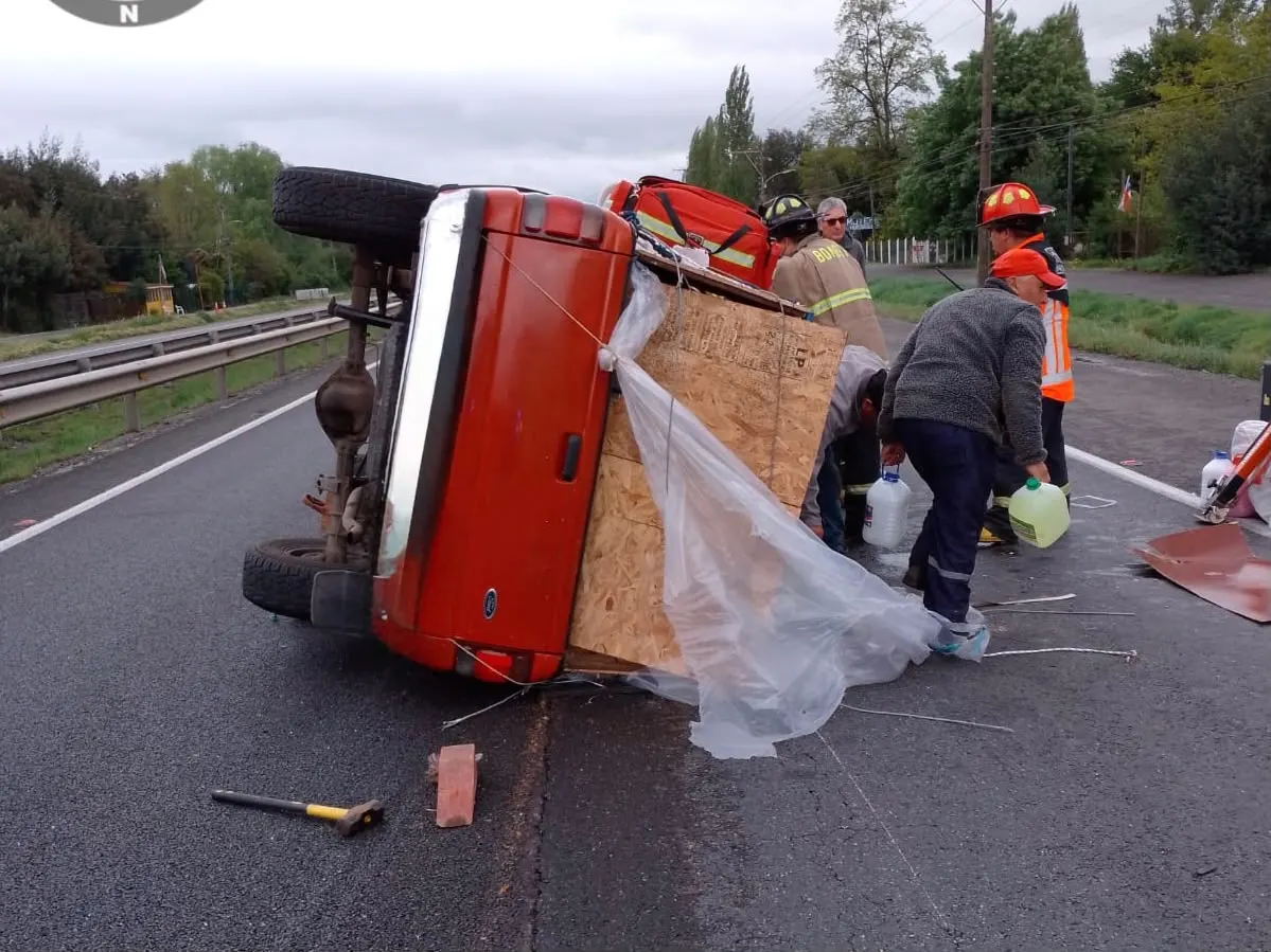 Accidente de tránsito deja vehículo volcado en Ñuble.