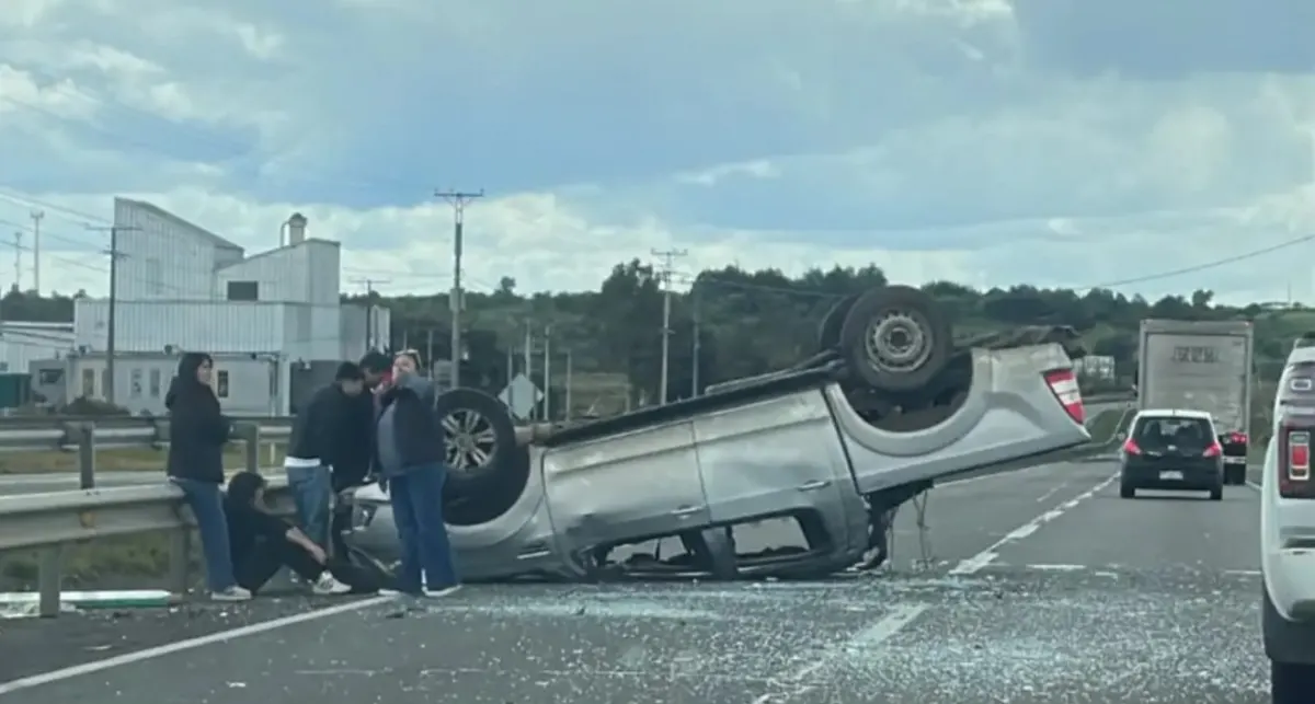 ESTA TARDE VOLCAMIENTO DE CAMIONETA EN RUTA 5 SUR.