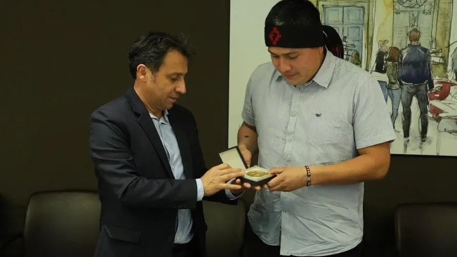 DIPUTADO FRANCÉS ENTREGA UNA MEDALLA A HÉCTOR LLAITUL EN LA ASAMBLEA…