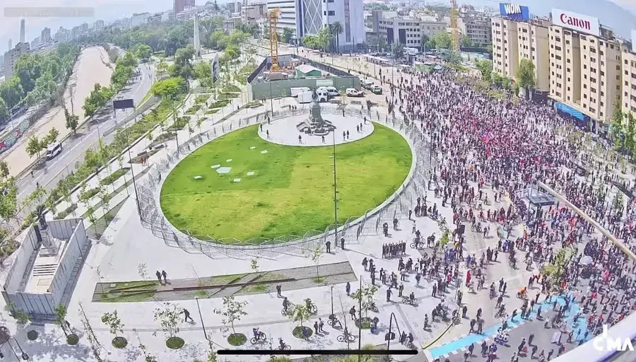 Organizaciones sociales marchan en el centro de Santiago a siete…