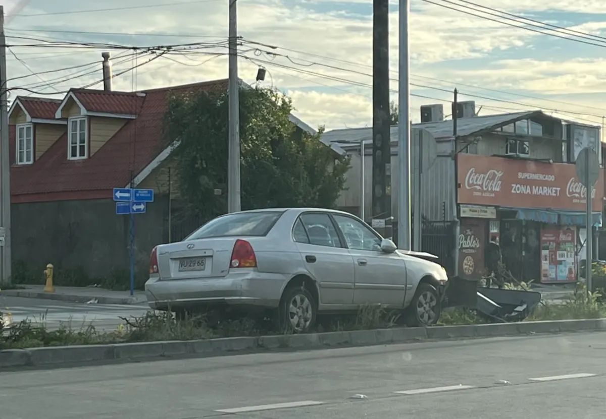 ÚLTIMO MINUTO EN CHILLÁN ♾️ VEHÍCULO CHOCA SEMÁFORO Y LO DEJA FUERA…