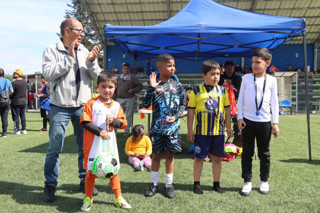 COPA ANIVERSARIO DEL CLUB UNIÓN LICAN RAY REUNIÓ A NIÑOS DE CINCO…