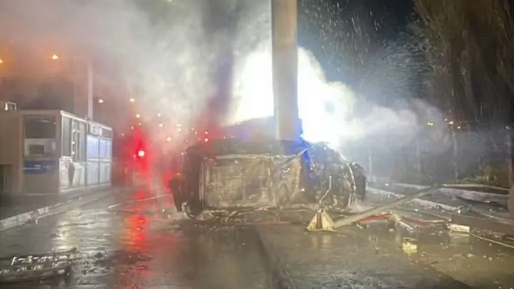 Choque de vehículo contra muro de protección y posterior incendio…
