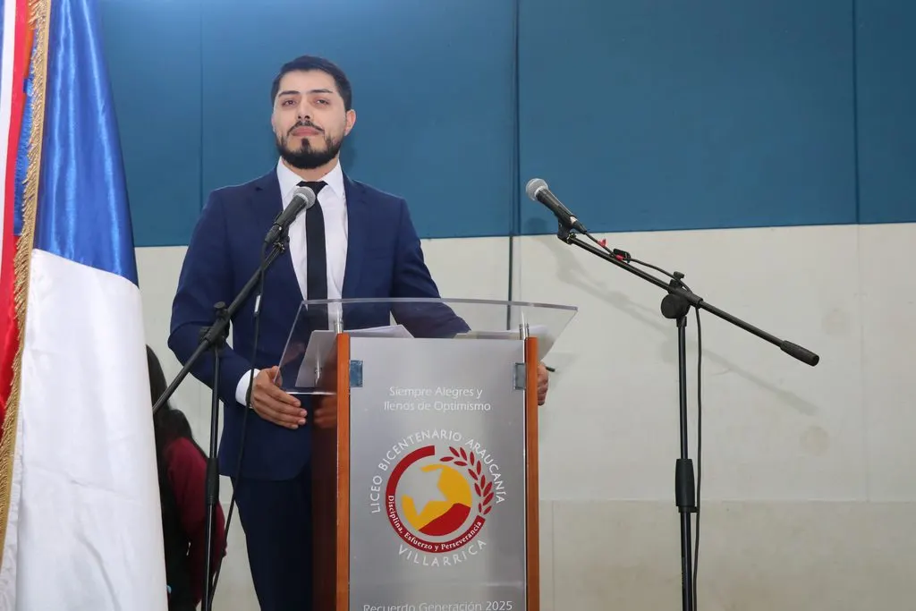 LICEO BICENTENARIO ARAUCANÍA RINDIÓ EMOTIVO HOMENAJE A SUS DOCENTES…