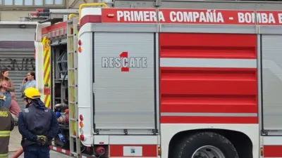 Incendio afectó a local comercial en Los Ángeles