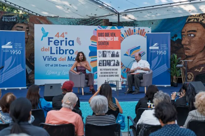 Libro reúne la mirada de diez fotógrafos sobre la historia social de…
